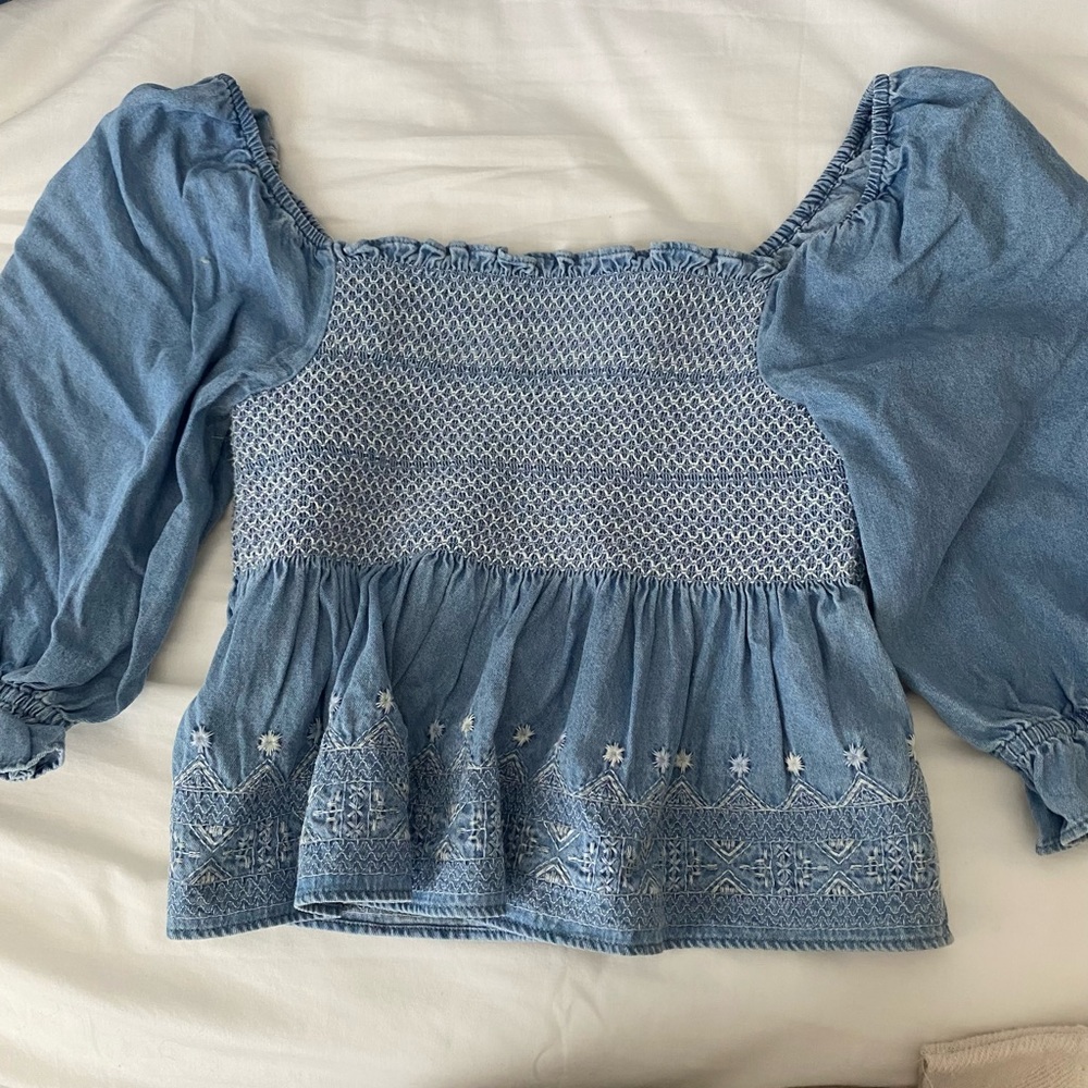 Blouse off the shoulder